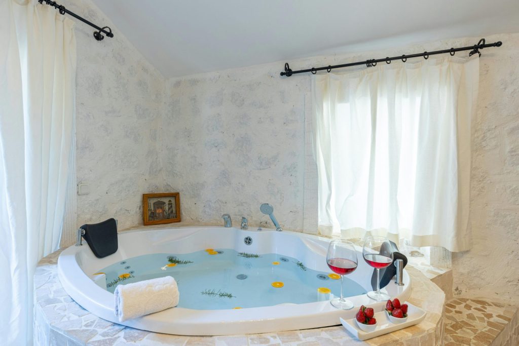 Disfrute de la relajación en un baño de jacuzzi de lujo con vino y fresas.