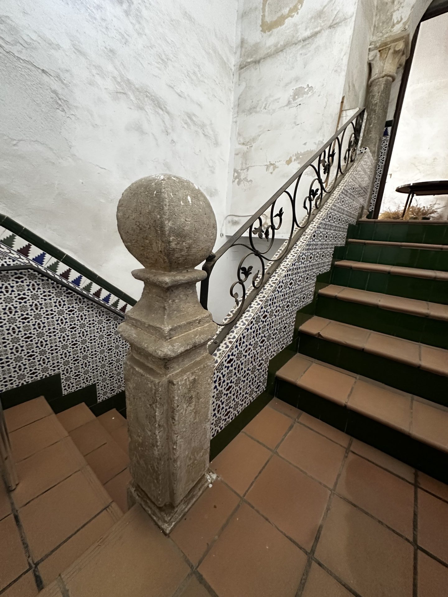 Escalera con barandilla decorativa